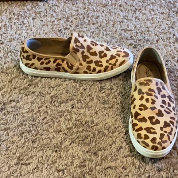 Leopard slip on shoes! Great condition! - Picture 4 of 4